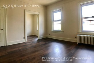 919 E Brady St-Unit -Upper in Milwaukee, WI - Building Photo - Building Photo