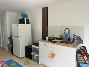 11201 NW 12th Ave, Unit 2 in Miami, FL - Foto de edificio - Building Photo