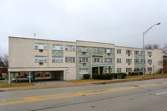 Aristocrat Apartments in Skokie, IL - Building Photo - Building Photo