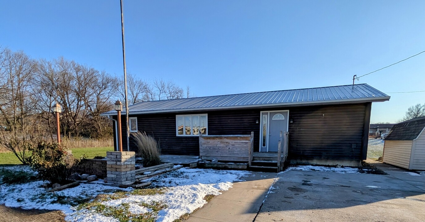 1506 High Ave W in Oskaloosa, IA - Foto de edificio