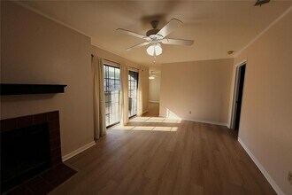 1510 W N Loop Blvd in Austin, TX - Building Photo - Building Photo