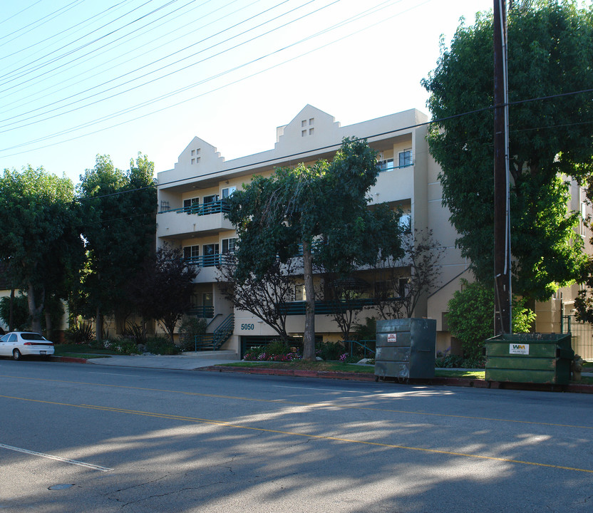 5050 Coldwater Canyon in Sherman Oaks, CA - Building Photo