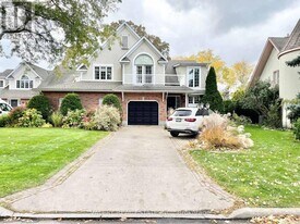 12 Weatherstone Ct in Niagara-On-The-Lake, ON - Building Photo