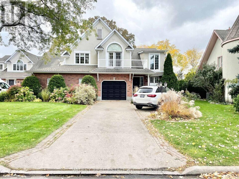 12 Weatherstone Ct in Niagara-On-The-Lake, ON - Building Photo