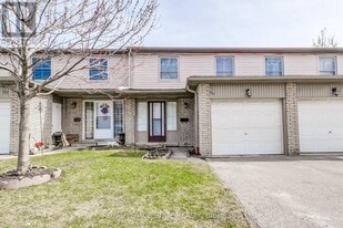 3400 Rhonda Valley in Mississauga, ON - Building Photo