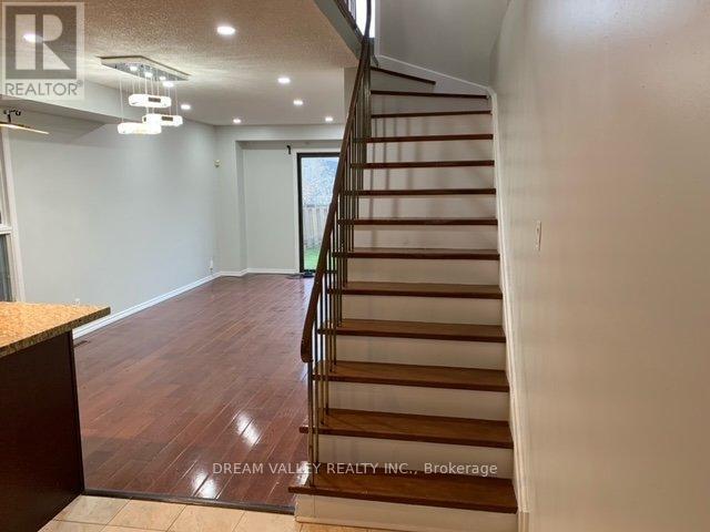 20 Glanvil Crescent in Toronto, ON - Building Photo - Building Photo