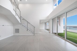 555 NE 34th St in Miami, FL - Building Photo - Building Photo