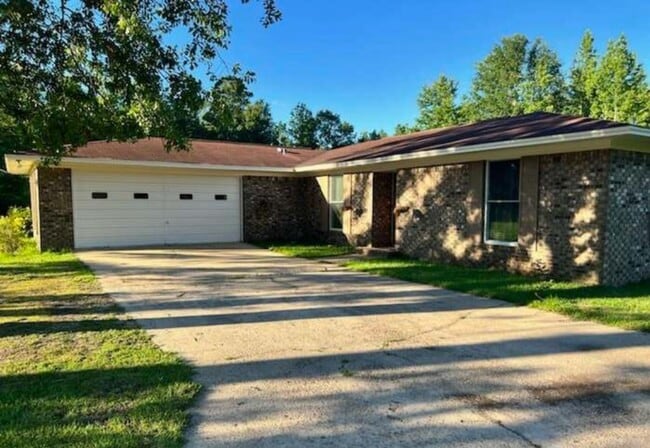 1107 Davis Dr in Atmore, AL - Building Photo - Building Photo