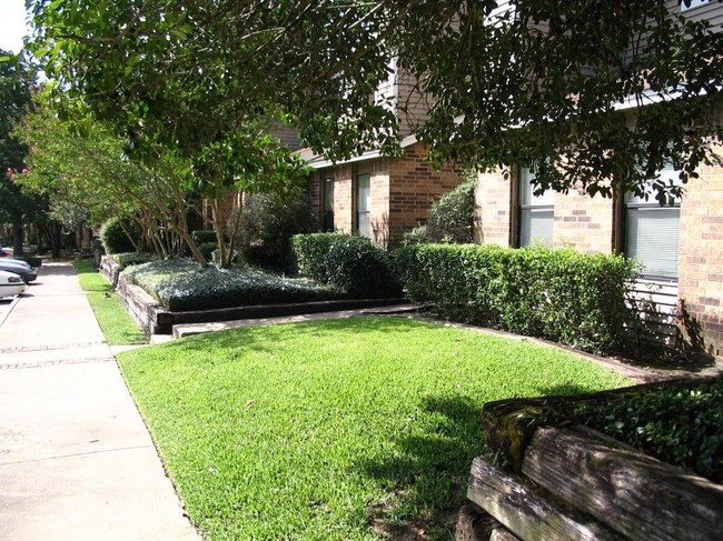 Oak Creek Condominiums in Bryan, TX - Building Photo - Building Photo