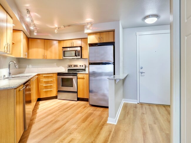 Strata on California in Seattle, WA - Foto de edificio - Building Photo