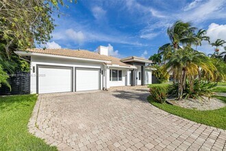 543 Hibiscus Dr in Hallandale Beach, FL - Building Photo - Building Photo