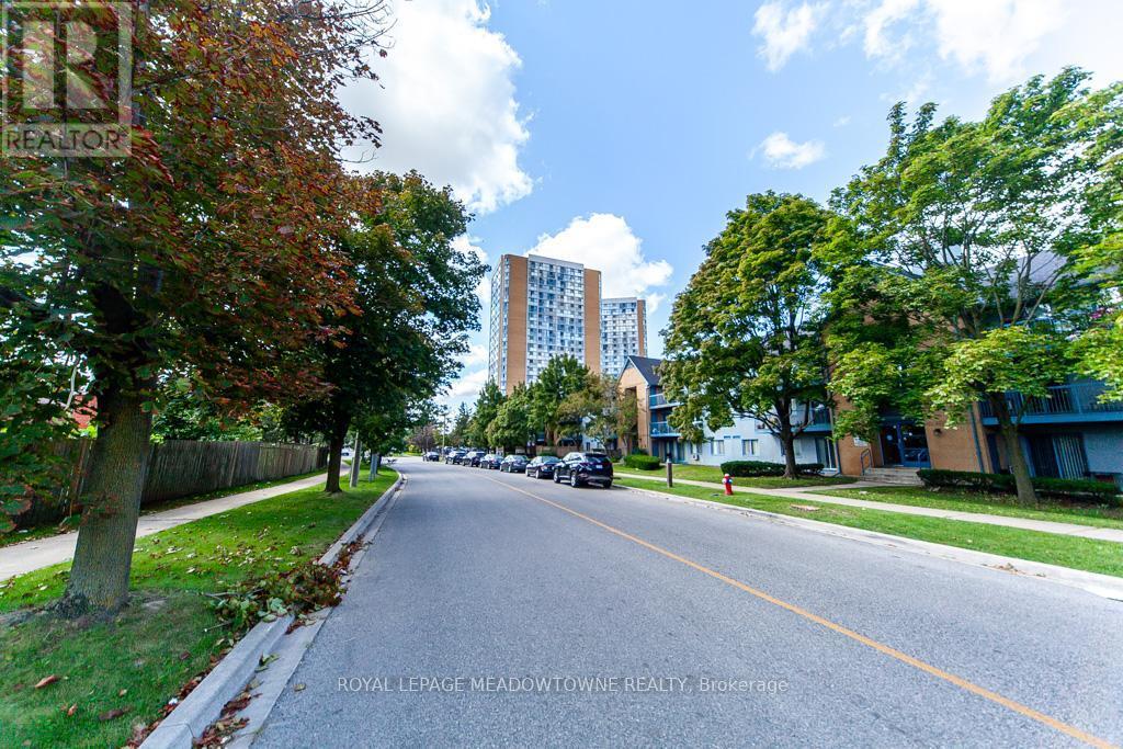35 Trailwood Dr in Mississauga, ON - Building Photo