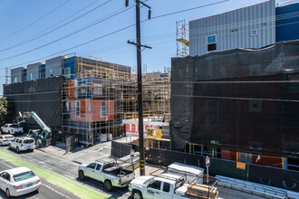 Las Flores Apartments in Santa Monica, CA - Foto de edificio - Building Photo