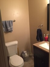 219 Penn St, Unit 2nd Floor Shared Bathroom in Baltimore, MD - Foto de edificio - Building Photo