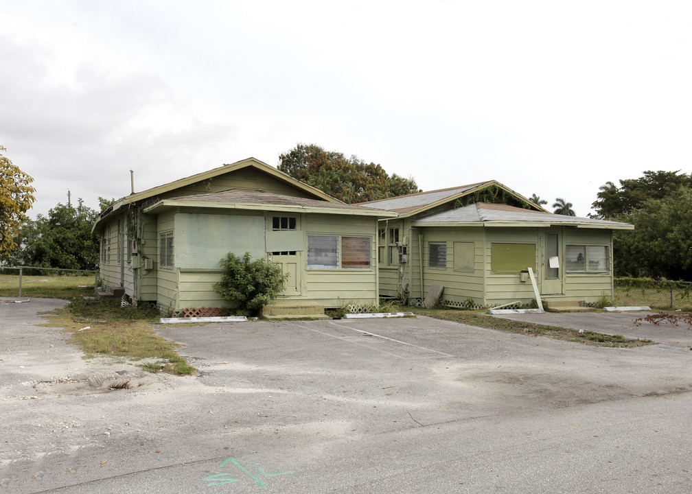 415-417 SE 9th St in Hallandale Beach, FL - Building Photo