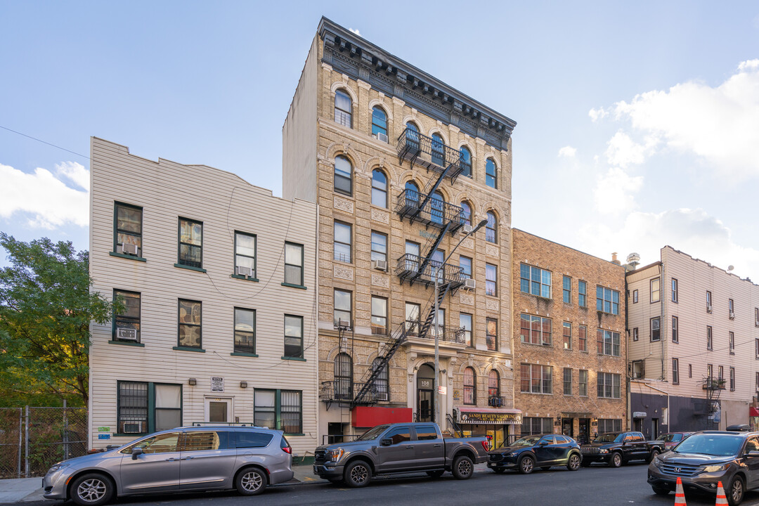 108 Seigel St in Brooklyn, NY - Building Photo