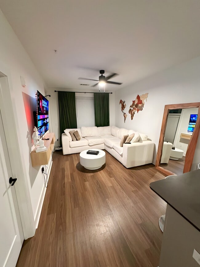 419 E 36th St, Unit 110