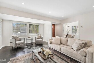 15233 Camarillo St in Sherman Oaks, CA - Building Photo - Building Photo