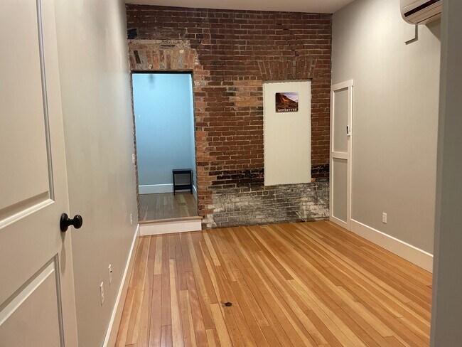 18 W Market St, Unit Apt. 202 in Corning, NY - Foto de edificio - Building Photo