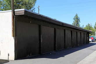 239 W Lincoln Ave in Escondido, CA - Foto de edificio - Building Photo