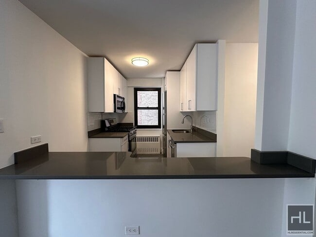 E 16 ST in New York, NY - Building Photo - Building Photo