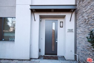 13137 W Lumina Way in Los Angeles, CA - Building Photo