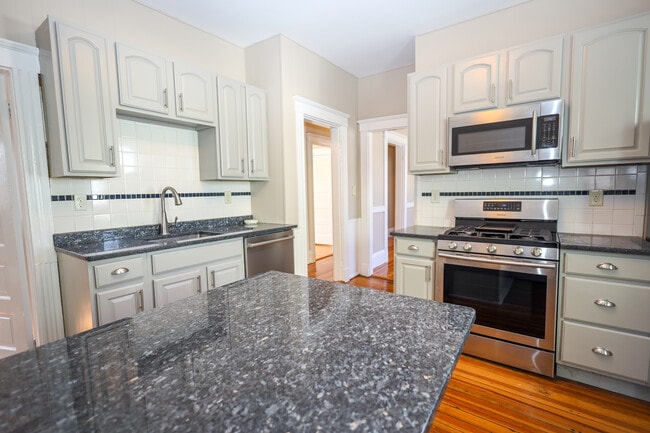 422 Trapelo Rd, Unit 2 in Belmont, MA - Building Photo - Building Photo