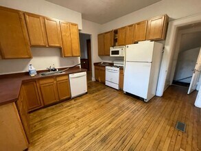 2574 N Oakland Ave in Milwaukee, WI - Building Photo - Building Photo