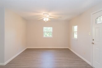 134 E Bernard St in Clute, TX - Building Photo - Building Photo