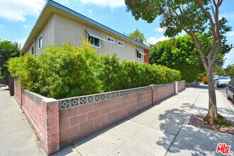 10854 Morrison St in Los Angeles, CA - Building Photo - Building Photo