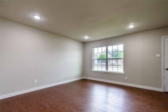 12046 Beechnut St in Houston, TX - Foto de edificio - Building Photo