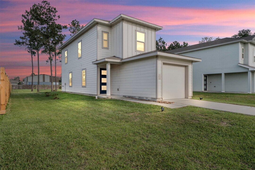 1044 Rd 5203 in Cleveland, TX - Building Photo