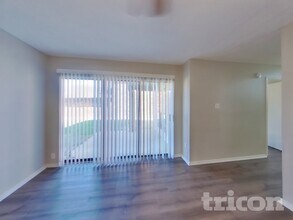 1727 San Francisco St, Unit 205 in Carrollton, TX - Foto de edificio - Building Photo