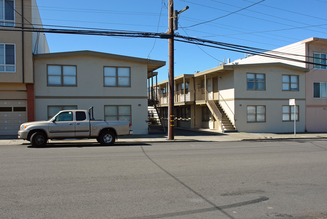 3235-3245 Vicente St in San Francisco, CA - Building Photo - Building Photo