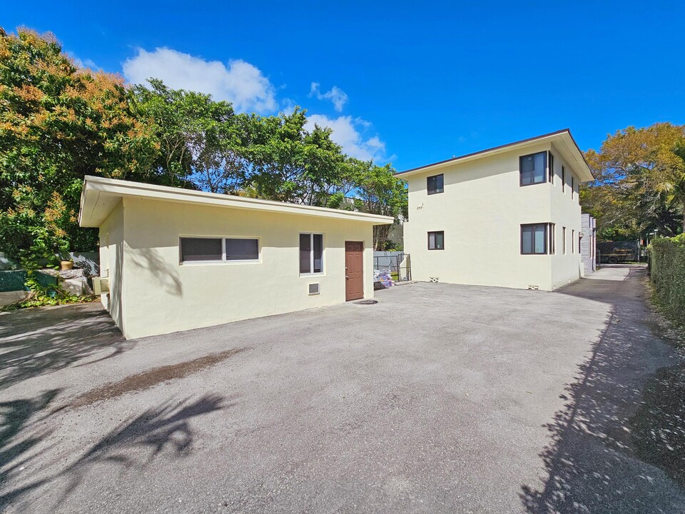 320 SW 29th Rd in Miami, FL - Building Photo