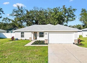 8961 SE Hwy 42 in Summerfield, FL - Building Photo