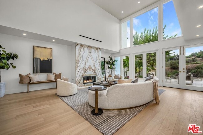 2205 Canyonback Rd in Los Angeles, CA - Building Photo - Building Photo