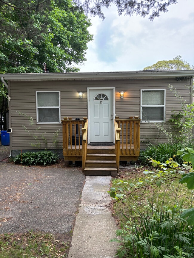 27 Oak St in Lake Grove, NY - Building Photo - Building Photo