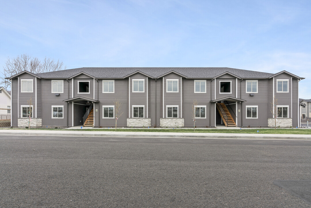942 NE Spitzenburg St in College Place, WA - Foto de edificio