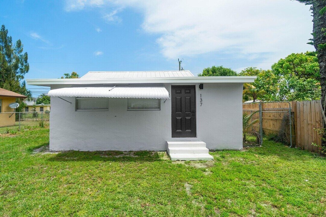 137 SW 9th Ave in Delray Beach, FL - Building Photo