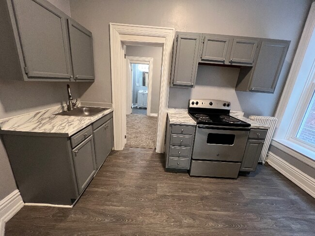 176 Remsen St, Unit Right front in Cohoes, NY - Building Photo - Building Photo