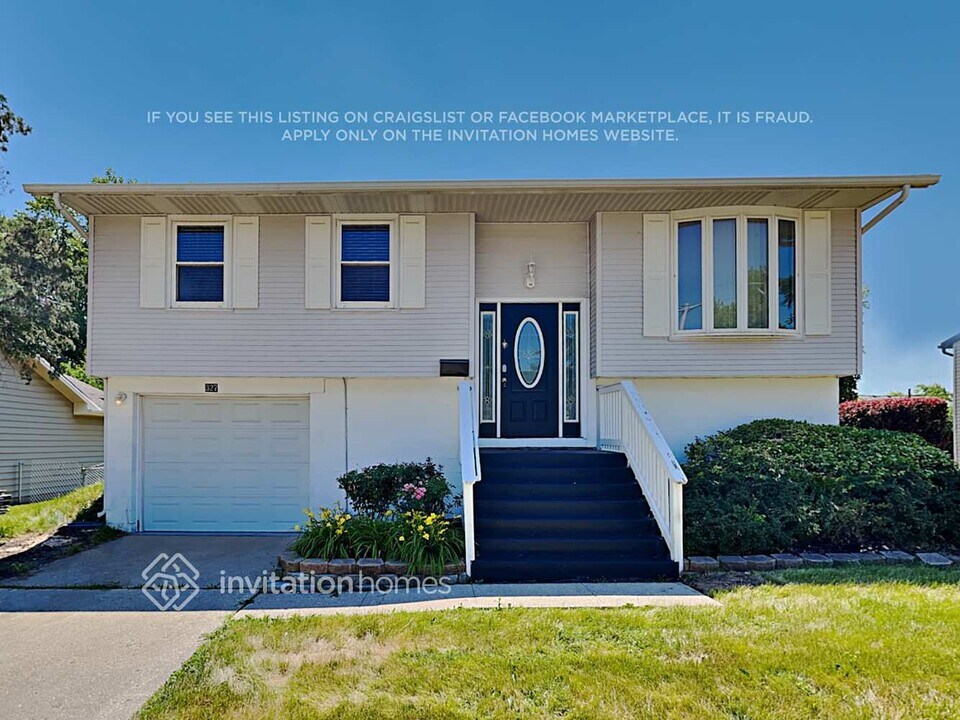 327 Hemlock Ave in Romeoville, IL - Building Photo