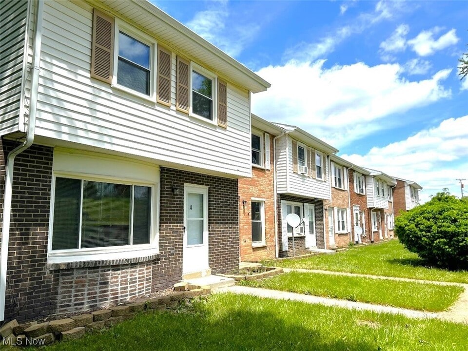 430 Canton Rd in Wintersville, OH - Building Photo