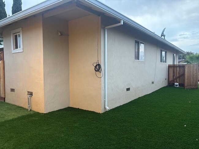 1378 Windsor Way in Brentwood, CA - Foto de edificio - Building Photo