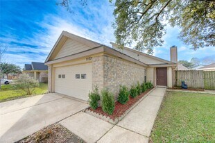 2122 Highland Hills Dr in Sugar Land, TX - Building Photo