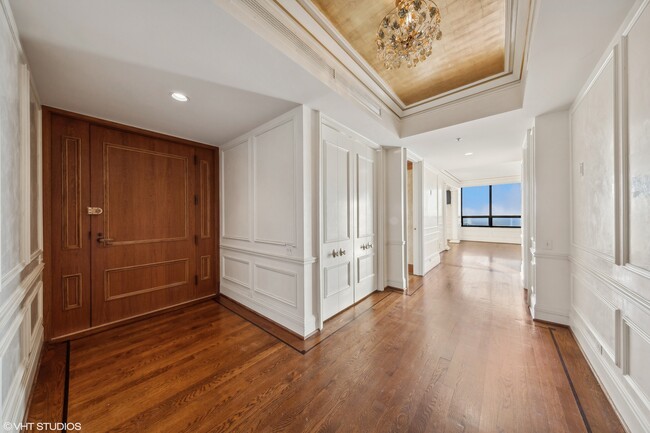 180 E Pearson St, Unit 4901 in Chicago, IL - Building Photo - Building Photo