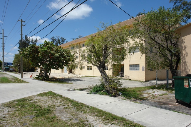 2605 NW 135th St in Opa Locka, FL - Building Photo - Building Photo