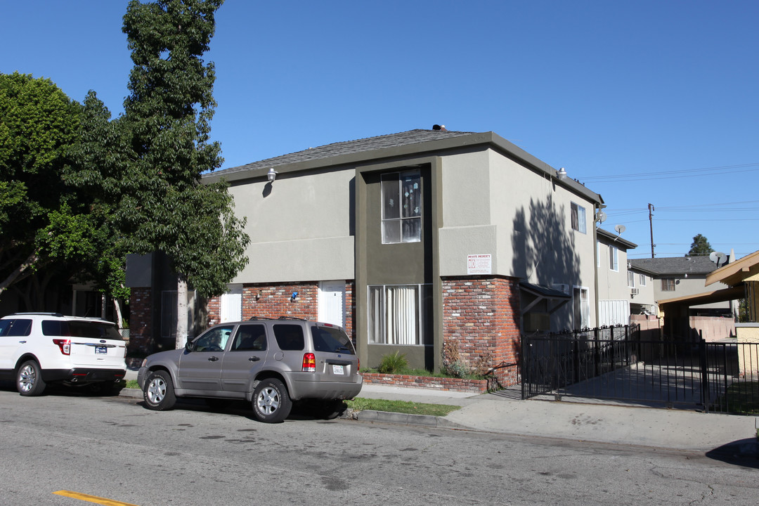 2905 Clarendon Ave in Huntington Park, CA - Building Photo