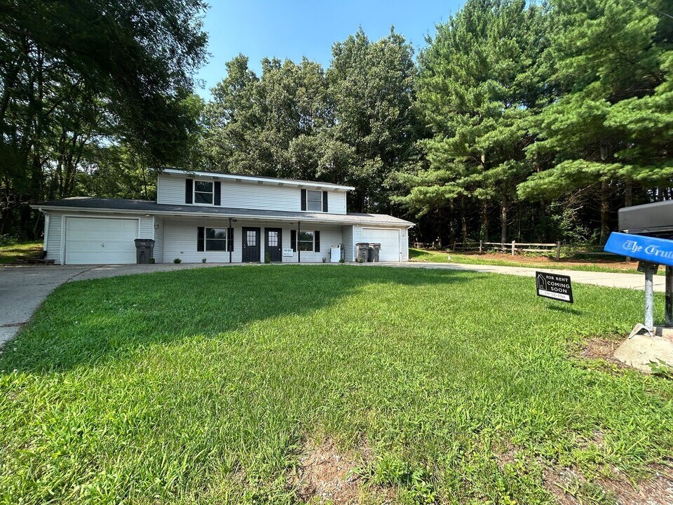 11685 Oakhills Dr in Middlebury, IN - Building Photo