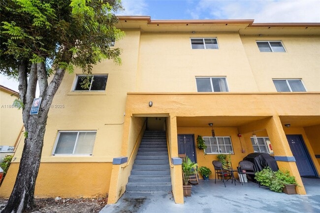 8240 SW 149th Ct in Miami, FL - Foto de edificio - Building Photo